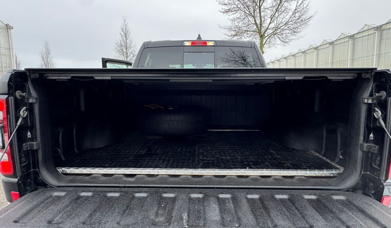 DODGE RAM 1500 5.7L V8 HEMI 4X4 401PK * SPORT * BLACK-OPPS * WIDE BODY * OPEN UITLAAT SYSTEEM MET AFSTANDB * 2E EIGENAAR * TOP LIGHTS * AFSTAND START * BACKFLIP * LPG PRINS INBOUW * GETINTE RUITEN * vol