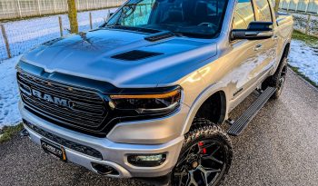 DODGE RAM 1500 5.7L HEMI 4X4 401PK * LIMITED EDITION * BOM VOL * VERHOOGD * VERBREED * 22 INCH 4 – PLAY SPORTVELGEN * MICKEY THOMPSON BANDEN * 5 INCH VERHOOGD * PPF SMOKE VERLICHTING ROND OM * PRACHTIGE KLEUR * U.S LIGHTS * BLACK-OPPS UITVOERING * vol