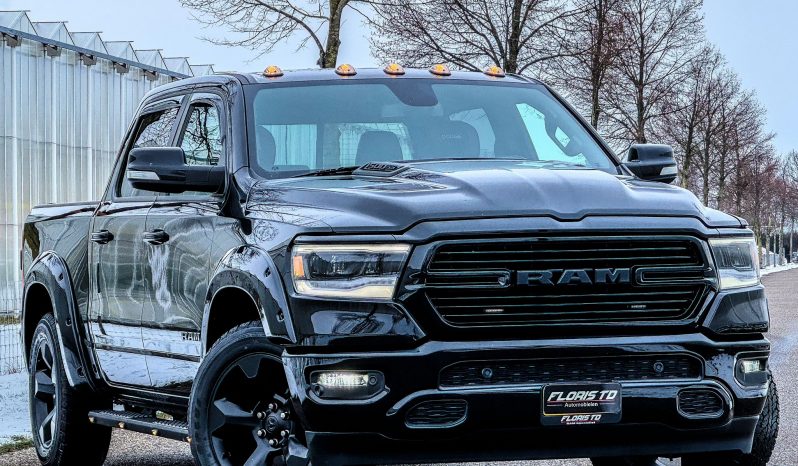 DODGE RAM 1500 5.7L V8 HEMI 4X4 401PK * SPORT * BLACK-OPPS * WIDE BODY * OPEN UITLAAT SYSTEEM MET AFSTANDB * 2E EIGENAAR * TOP LIGHTS * AFSTAND START * BACKFLIP * LPG PRINS INBOUW * GETINTE RUITEN * vol