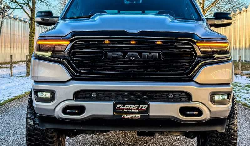 DODGE RAM 1500 5.7L HEMI 4X4 401PK * LIMITED EDITION * BOM VOL * VERHOOGD * VERBREED * 22 INCH 4 – PLAY SPORTVELGEN * MICKEY THOMPSON BANDEN * 5 INCH VERHOOGD * PPF SMOKE VERLICHTING ROND OM * PRACHTIGE KLEUR * U.S LIGHTS * BLACK-OPPS UITVOERING * vol