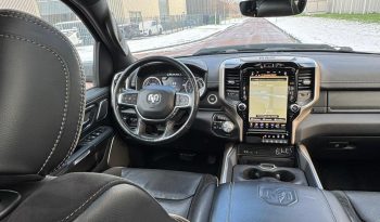 DODGE RAM 1500 5.7L HEMI V8 4X4 401PK * LARAMIE * FULL OPTION * 22 INCH XD SPORTVELGEN * GROOT BEELDSCHERM * 360 CAMERA * ADAPTIVE CRUISE CONTROLE * LUCHTVERING * AFSTAND START * STOELVERWARMING * STUURVERWARMING * vol