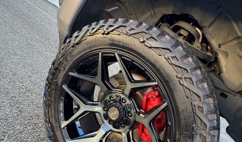 DODGE RAM 1500 5.7L HEMI 4X4 401PK * LIMITED EDITION * BOM VOL * VERHOOGD * VERBREED * 22 INCH 4 – PLAY SPORTVELGEN * MICKEY THOMPSON BANDEN * 5 INCH VERHOOGD * PPF SMOKE VERLICHTING ROND OM * PRACHTIGE KLEUR * U.S LIGHTS * BLACK-OPPS UITVOERING * vol