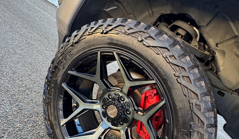 DODGE RAM 1500 5.7L HEMI 4X4 401PK * LIMITED EDITION * BOM VOL * VERHOOGD * VERBREED * 22 INCH 4 – PLAY SPORTVELGEN * MICKEY THOMPSON BANDEN * 5 INCH VERHOOGD * PPF SMOKE VERLICHTING ROND OM * PRACHTIGE KLEUR * U.S LIGHTS * BLACK-OPPS UITVOERING * vol