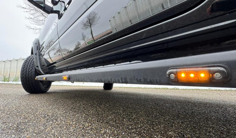 DODGE RAM 1500 5.7L V8 HEMI 4X4 401PK * SPORT * BLACK-OPPS * WIDE BODY * OPEN UITLAAT SYSTEEM MET AFSTANDB * 2E EIGENAAR * TOP LIGHTS * AFSTAND START * BACKFLIP * LPG PRINS INBOUW * GETINTE RUITEN * vol