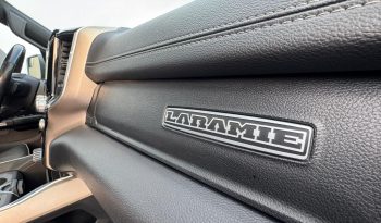 DODGE RAM 1500 5.7L HEMI V8 4X4 401PK * LARAMIE * FULL OPTION * 22 INCH XD SPORTVELGEN * GROOT BEELDSCHERM * 360 CAMERA * ADAPTIVE CRUISE CONTROLE * LUCHTVERING * AFSTAND START * STOELVERWARMING * STUURVERWARMING * vol