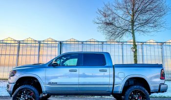DODGE RAM 1500 5.7L HEMI 4X4 401PK * LIMITED EDITION * BOM VOL * VERHOOGD * VERBREED * 22 INCH 4 – PLAY SPORTVELGEN * MICKEY THOMPSON BANDEN * 5 INCH VERHOOGD * PPF SMOKE VERLICHTING ROND OM * PRACHTIGE KLEUR * U.S LIGHTS * BLACK-OPPS UITVOERING * vol