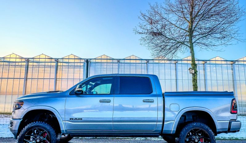 DODGE RAM 1500 5.7L HEMI 4X4 401PK * LIMITED EDITION * BOM VOL * VERHOOGD * VERBREED * 22 INCH 4 – PLAY SPORTVELGEN * MICKEY THOMPSON BANDEN * 5 INCH VERHOOGD * PPF SMOKE VERLICHTING ROND OM * PRACHTIGE KLEUR * U.S LIGHTS * BLACK-OPPS UITVOERING * vol
