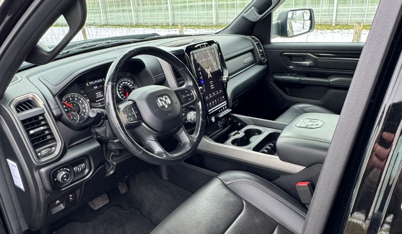 DODGE RAM 1500 5.7L V8 HEMI 4X4 401PK * SPORT * BLACK-OPPS * WIDE BODY * OPEN UITLAAT SYSTEEM MET AFSTANDB * 2E EIGENAAR * TOP LIGHTS * AFSTAND START * BACKFLIP * LPG PRINS INBOUW * GETINTE RUITEN * vol