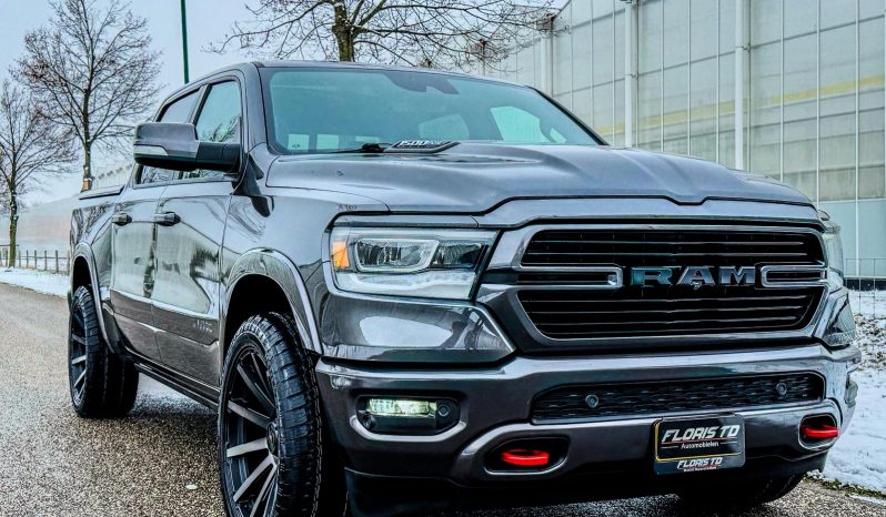 DODGE RAM 1500 5.7L HEMI V8 4X4 401PK * LARAMIE * FULL OPTION * 22 INCH XD SPORTVELGEN * GROOT BEELDSCHERM * 360 CAMERA * ADAPTIVE CRUISE CONTROLE * LUCHTVERING * AFSTAND START * STOELVERWARMING * STUURVERWARMING * vol