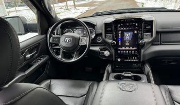 DODGE RAM 1500 5.7L V8 HEMI 4X4 401PK * SPORT * BLACK-OPPS * WIDE BODY * OPEN UITLAAT SYSTEEM MET AFSTANDB * 2E EIGENAAR * TOP LIGHTS * AFSTAND START * BACKFLIP * LPG PRINS INBOUW * GETINTE RUITEN * vol