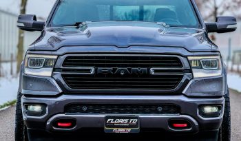 DODGE RAM 1500 5.7L HEMI V8 4X4 401PK * LARAMIE * FULL OPTION * 22 INCH XD SPORTVELGEN * GROOT BEELDSCHERM * 360 CAMERA * ADAPTIVE CRUISE CONTROLE * LUCHTVERING * AFSTAND START * STOELVERWARMING * STUURVERWARMING * vol