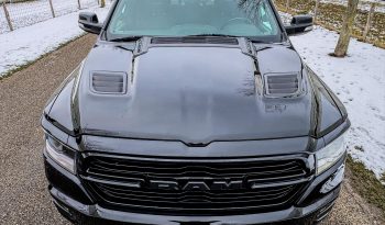 DODGE RAM 1500 5.7L V8 HEMI 4X4 401PK * SPORT * BLACK-OPPS * WIDE BODY * OPEN UITLAAT SYSTEEM MET AFSTANDB * 2E EIGENAAR * TOP LIGHTS * AFSTAND START * BACKFLIP * LPG PRINS INBOUW * GETINTE RUITEN * vol