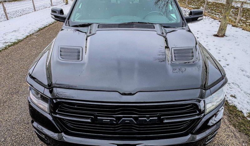 DODGE RAM 1500 5.7L V8 HEMI 4X4 401PK * SPORT * BLACK-OPPS * WIDE BODY * OPEN UITLAAT SYSTEEM MET AFSTANDB * 2E EIGENAAR * TOP LIGHTS * AFSTAND START * BACKFLIP * LPG PRINS INBOUW * GETINTE RUITEN * vol