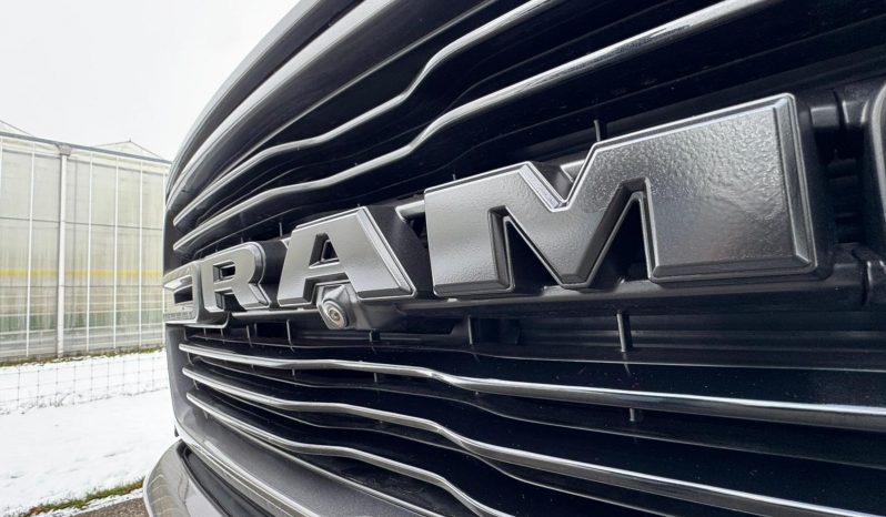 DODGE RAM 1500 5.7L HEMI V8 4X4 401PK * LARAMIE * FULL OPTION * 22 INCH XD SPORTVELGEN * GROOT BEELDSCHERM * 360 CAMERA * ADAPTIVE CRUISE CONTROLE * LUCHTVERING * AFSTAND START * STOELVERWARMING * STUURVERWARMING * vol
