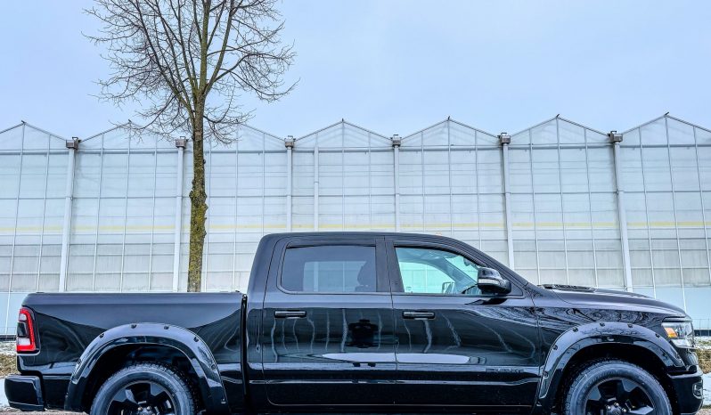 DODGE RAM 1500 5.7L V8 HEMI 4X4 401PK * SPORT * BLACK-OPPS * WIDE BODY * OPEN UITLAAT SYSTEEM MET AFSTANDB * 2E EIGENAAR * TOP LIGHTS * AFSTAND START * BACKFLIP * LPG PRINS INBOUW * GETINTE RUITEN * vol