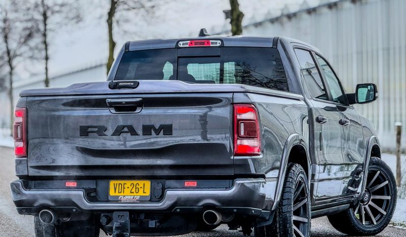 DODGE RAM 1500 5.7L HEMI V8 4X4 401PK * LARAMIE * FULL OPTION * 22 INCH XD SPORTVELGEN * GROOT BEELDSCHERM * 360 CAMERA * ADAPTIVE CRUISE CONTROLE * LUCHTVERING * AFSTAND START * STOELVERWARMING * STUURVERWARMING * vol