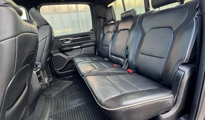 DODGE RAM 1500 5.7L HEMI V8 4X4 401PK * LARAMIE * FULL OPTION * 22 INCH XD SPORTVELGEN * GROOT BEELDSCHERM * 360 CAMERA * ADAPTIVE CRUISE CONTROLE * LUCHTVERING * AFSTAND START * STOELVERWARMING * STUURVERWARMING * vol