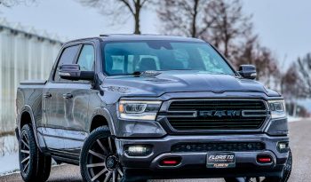 DODGE RAM 1500 5.7L HEMI V8 4X4 401PK * LARAMIE * FULL OPTION * 22 INCH XD SPORTVELGEN * GROOT BEELDSCHERM * 360 CAMERA * ADAPTIVE CRUISE CONTROLE * LUCHTVERING * AFSTAND START * STOELVERWARMING * STUURVERWARMING * vol