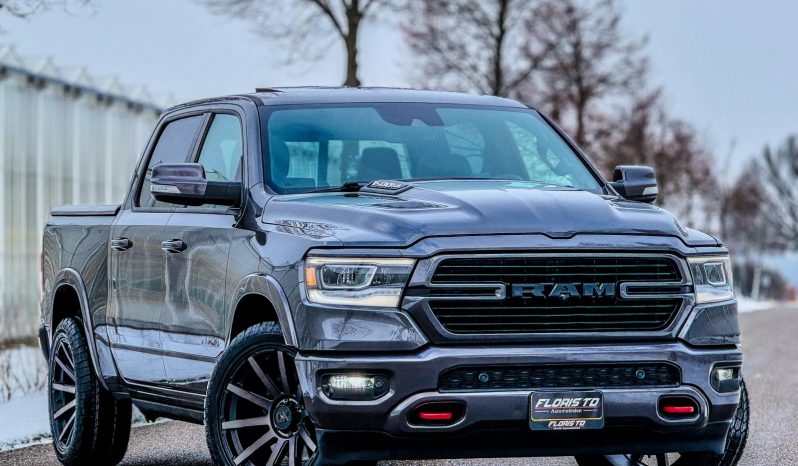 DODGE RAM 1500 5.7L HEMI V8 4X4 401PK * LARAMIE * FULL OPTION * 22 INCH XD SPORTVELGEN * GROOT BEELDSCHERM * 360 CAMERA * ADAPTIVE CRUISE CONTROLE * LUCHTVERING * AFSTAND START * STOELVERWARMING * STUURVERWARMING * vol