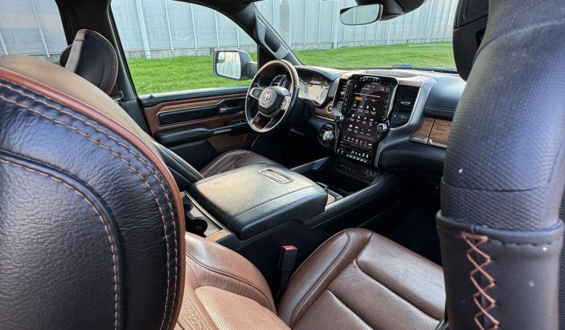 DODGE RAM 1500 5.7L HEMI 4X4 401PK V8 * LONGHORN EDITION * FULL OPTION * BLACK-OPPS * 360 CAMERA * ADAPTIEVE CRUISE CONTROLE * LANE ASSIST * PRACHTIG * 22 INCH XD SPORTVELGEN BREEDSET * ZWARTE HEMEL * SUPER DIKKE KLEUR COMBINATIE * vol