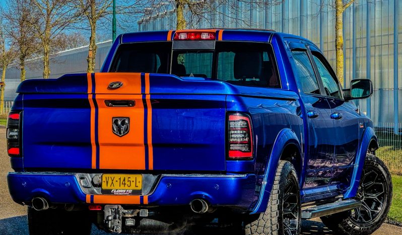 DODGE RAM 1500 5.7L HEMI V8 4X4 SPORT * 425 PK * WIDE BODY * 20 INCH 4 – PLAY BREEDSET * CUSTOM STRIPING * LEDBAR * TOPLIGHTS * AFSTAND START * LUCHTVERING * LPG PRINS ONDERBOUW * BOM VOL * UNIEKE KLEUR * CUSTOM KOPLAMPEN & ACHTERLICHTEN * EXTREEM LAGE BIJTELLING * vol