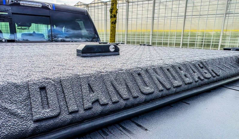 DODGE RAM 1500 5.7L HEMI 4X4 401PK * LIMITED EDITION * UNIEK * BOM VOL* WIDE BODY * RAMBOXEN * DIAMONDBACK-COVER * 22 INCH BREEDSET LICHTMETALEN SPORTVELGEN * GLASCOATING * OPEN UITLAATSYSTEEM * CUSTOM STRIPING * BLACK-OPPS UITVOERING * PPF SMOKE VERLICHTING * AFSTAND START * LUCHTVERING * vol