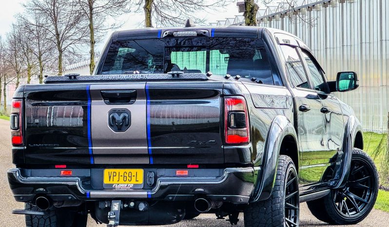 DODGE RAM 1500 5.7L HEMI 4X4 401PK * LIMITED EDITION * UNIEK * BOM VOL* WIDE BODY * RAMBOXEN * DIAMONDBACK-COVER * 22 INCH BREEDSET LICHTMETALEN SPORTVELGEN * GLASCOATING * OPEN UITLAATSYSTEEM * CUSTOM STRIPING * BLACK-OPPS UITVOERING * PPF SMOKE VERLICHTING * AFSTAND START * LUCHTVERING * vol