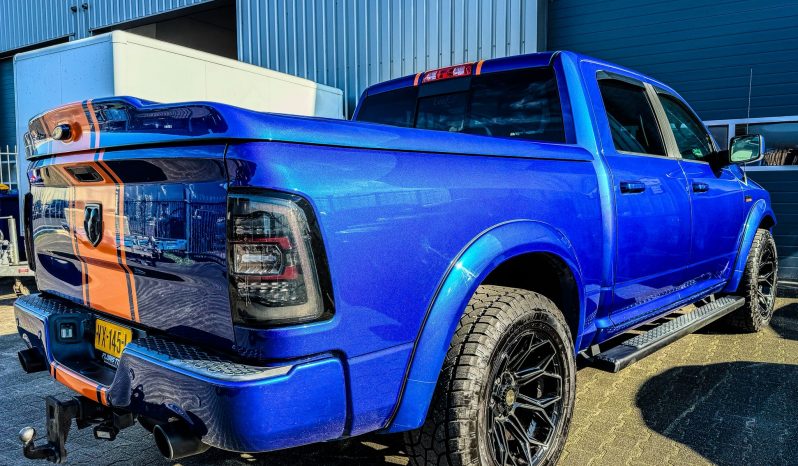 DODGE RAM 1500 5.7L HEMI V8 4X4 SPORT * 425 PK * WIDE BODY * 20 INCH 4 – PLAY BREEDSET * CUSTOM STRIPING * LEDBAR * TOPLIGHTS * AFSTAND START * LUCHTVERING * LPG PRINS ONDERBOUW * BOM VOL * UNIEKE KLEUR * CUSTOM KOPLAMPEN & ACHTERLICHTEN * EXTREEM LAGE BIJTELLING * vol