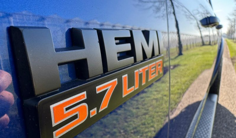 DODGE RAM 1500 5.7L HEMI V8 4X4 SPORT * 425 PK * WIDE BODY * 20 INCH 4 – PLAY BREEDSET * CUSTOM STRIPING * LEDBAR * TOPLIGHTS * AFSTAND START * LUCHTVERING * LPG PRINS ONDERBOUW * BOM VOL * UNIEKE KLEUR * CUSTOM KOPLAMPEN & ACHTERLICHTEN * EXTREEM LAGE BIJTELLING * vol
