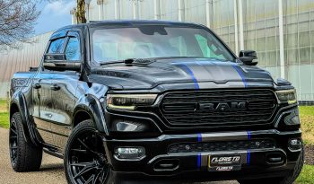 DODGE RAM 1500 5.7L HEMI 4X4 401PK * LIMITED EDITION * UNIEK * BOM VOL* WIDE BODY * RAMBOXEN * DIAMONDBACK-COVER * 22 INCH BREEDSET LICHTMETALEN SPORTVELGEN * GLASCOATING * OPEN UITLAATSYSTEEM * CUSTOM STRIPING * BLACK-OPPS UITVOERING * PPF SMOKE VERLICHTING * AFSTAND START * LUCHTVERING * vol