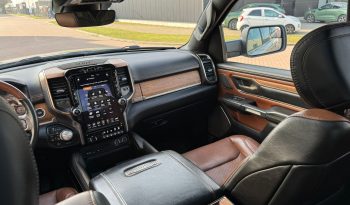 DODGE RAM 1500 5.7L HEMI 4X4 401PK V8 * LONGHORN EDITION * FULL OPTION * BLACK-OPPS * 360 CAMERA * ADAPTIEVE CRUISE CONTROLE * LANE ASSIST * PRACHTIG * 22 INCH XD SPORTVELGEN BREEDSET * ZWARTE HEMEL * SUPER DIKKE KLEUR COMBINATIE * vol