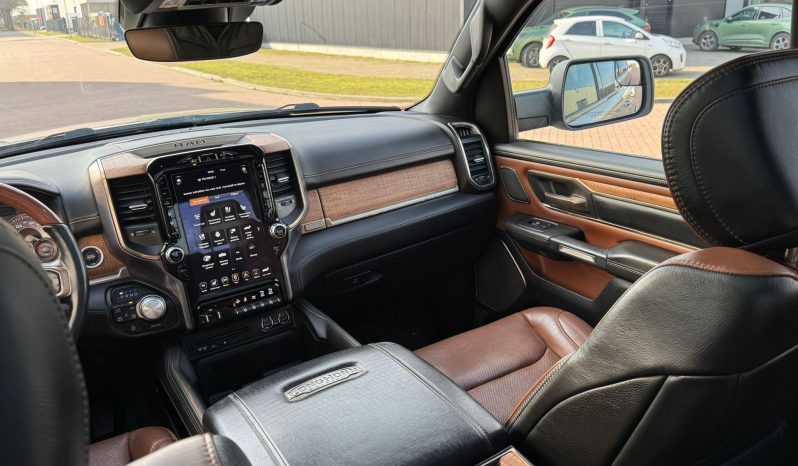 DODGE RAM 1500 5.7L HEMI 4X4 401PK V8 * LONGHORN EDITION * FULL OPTION * BLACK-OPPS * 360 CAMERA * ADAPTIEVE CRUISE CONTROLE * LANE ASSIST * PRACHTIG * 22 INCH XD SPORTVELGEN BREEDSET * ZWARTE HEMEL * SUPER DIKKE KLEUR COMBINATIE * vol