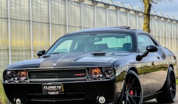 DODGE CHALLENGER 6.1L V8 SRT-8 450PK * COUPE * COLLECTORS ITEM * LIEFHEBBER * SLECHTS 56.000 KM N.A.P * NIEUWSTAAT * RVS UITLAATSYSTEEM * 22 INCH BREEDSET * BREMBO KLAUWEN * GEVENTILEERDE REMSCHIJVEN * CARBON STRIPING * SCHUIFKANTELDAK * AFSTAND START * FULL OPTION * JONGENSDROOM * vol