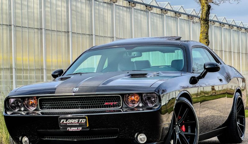 DODGE CHALLENGER 6.1L V8 SRT-8 450PK * COUPE * COLLECTORS ITEM * LIEFHEBBER * SLECHTS 56.000 KM N.A.P * NIEUWSTAAT * RVS UITLAATSYSTEEM * 22 INCH BREEDSET * BREMBO KLAUWEN * GEVENTILEERDE REMSCHIJVEN * CARBON STRIPING * SCHUIFKANTELDAK * AFSTAND START * FULL OPTION * JONGENSDROOM * vol