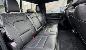 DODGE RAM 1500 5.7L HEMI 4X4 401PK * LIMITED EDITION * UNIEK * BOM VOL* WIDE BODY * RAMBOXEN * DIAMONDBACK-COVER * 22 INCH BREEDSET LICHTMETALEN SPORTVELGEN * GLASCOATING * OPEN UITLAATSYSTEEM * CUSTOM STRIPING * BLACK-OPPS UITVOERING * PPF SMOKE VERLICHTING * AFSTAND START * LUCHTVERING * vol