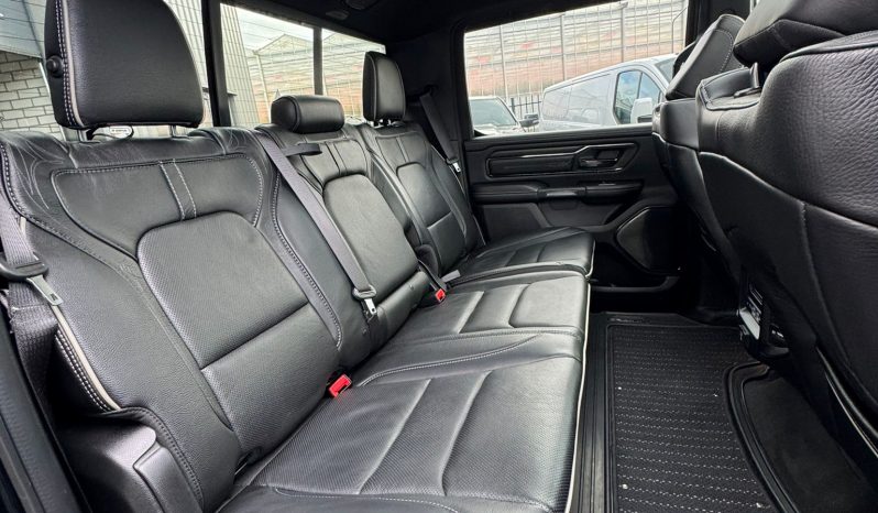 DODGE RAM 1500 5.7L HEMI 4X4 401PK * LIMITED EDITION * UNIEK * BOM VOL* WIDE BODY * RAMBOXEN * DIAMONDBACK-COVER * 22 INCH BREEDSET LICHTMETALEN SPORTVELGEN * GLASCOATING * OPEN UITLAATSYSTEEM * CUSTOM STRIPING * BLACK-OPPS UITVOERING * PPF SMOKE VERLICHTING * AFSTAND START * LUCHTVERING * vol