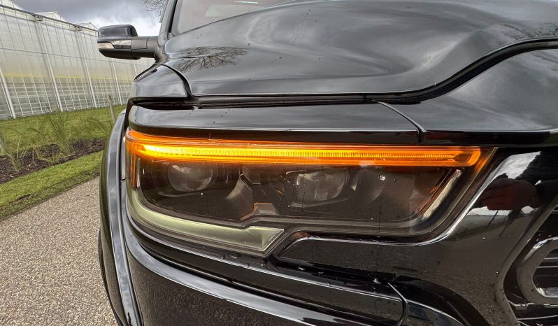 DODGE RAM 1500 5.7L HEMI 4X4 401PK * LIMITED EDITION * UNIEK * BOM VOL* WIDE BODY * RAMBOXEN * DIAMONDBACK-COVER * 22 INCH BREEDSET LICHTMETALEN SPORTVELGEN * GLASCOATING * OPEN UITLAATSYSTEEM * CUSTOM STRIPING * BLACK-OPPS UITVOERING * PPF SMOKE VERLICHTING * AFSTAND START * LUCHTVERING * vol