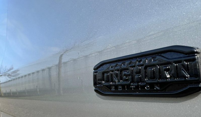 DODGE RAM 1500 5.7L HEMI 4X4 401PK V8 * LONGHORN EDITION * FULL OPTION * BLACK-OPPS * 360 CAMERA * ADAPTIEVE CRUISE CONTROLE * LANE ASSIST * PRACHTIG * 22 INCH XD SPORTVELGEN BREEDSET * ZWARTE HEMEL * SUPER DIKKE KLEUR COMBINATIE * vol