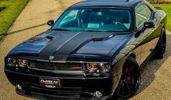 DODGE CHALLENGER 6.1L V8 SRT-8 450PK * COUPE * COLLECTORS ITEM * LIEFHEBBER * SLECHTS 56.000 KM N.A.P * NIEUWSTAAT * RVS UITLAATSYSTEEM * 22 INCH BREEDSET * BREMBO KLAUWEN * GEVENTILEERDE REMSCHIJVEN * CARBON STRIPING * SCHUIFKANTELDAK * AFSTAND START * FULL OPTION * JONGENSDROOM * vol