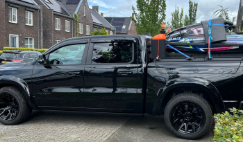 DODGE RAM 1500 5.7L HEMI 4X4 401PK * LIMITED EDITION * UNIEK * BOM VOL* WIDE BODY * RAMBOXEN * DIAMONDBACK-COVER * 22 INCH BREEDSET LICHTMETALEN SPORTVELGEN * GLASCOATING * OPEN UITLAATSYSTEEM * CUSTOM STRIPING * BLACK-OPPS UITVOERING * PPF SMOKE VERLICHTING * AFSTAND START * LUCHTVERING * vol