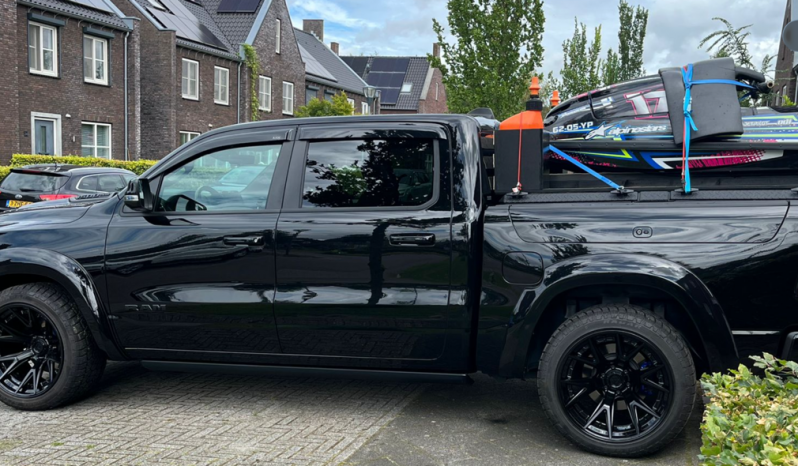 DODGE RAM 1500 5.7L HEMI 4X4 401PK * LIMITED EDITION * UNIEK * BOM VOL* WIDE BODY * RAMBOXEN * DIAMONDBACK-COVER * 22 INCH BREEDSET LICHTMETALEN SPORTVELGEN * GLASCOATING * OPEN UITLAATSYSTEEM * CUSTOM STRIPING * BLACK-OPPS UITVOERING * PPF SMOKE VERLICHTING * AFSTAND START * LUCHTVERING * vol