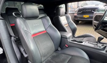 DODGE CHALLENGER 6.1L V8 SRT-8 450PK * COUPE * COLLECTORS ITEM * LIEFHEBBER * SLECHTS 56.000 KM N.A.P * NIEUWSTAAT * RVS UITLAATSYSTEEM * 22 INCH BREEDSET * BREMBO KLAUWEN * GEVENTILEERDE REMSCHIJVEN * CARBON STRIPING * SCHUIFKANTELDAK * AFSTAND START * FULL OPTION * JONGENSDROOM * vol