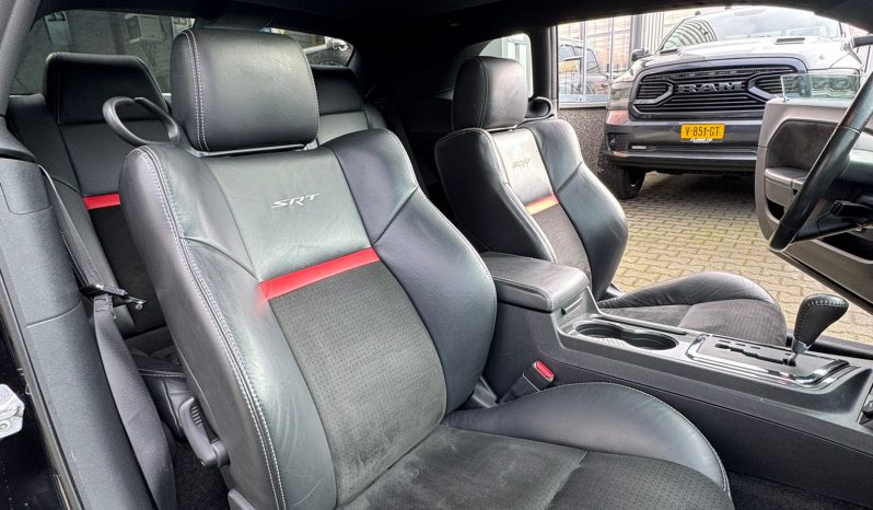 DODGE CHALLENGER 6.1L V8 SRT-8 450PK * COUPE * COLLECTORS ITEM * LIEFHEBBER * SLECHTS 56.000 KM N.A.P * NIEUWSTAAT * RVS UITLAATSYSTEEM * 22 INCH BREEDSET * BREMBO KLAUWEN * GEVENTILEERDE REMSCHIJVEN * CARBON STRIPING * SCHUIFKANTELDAK * AFSTAND START * FULL OPTION * JONGENSDROOM * vol