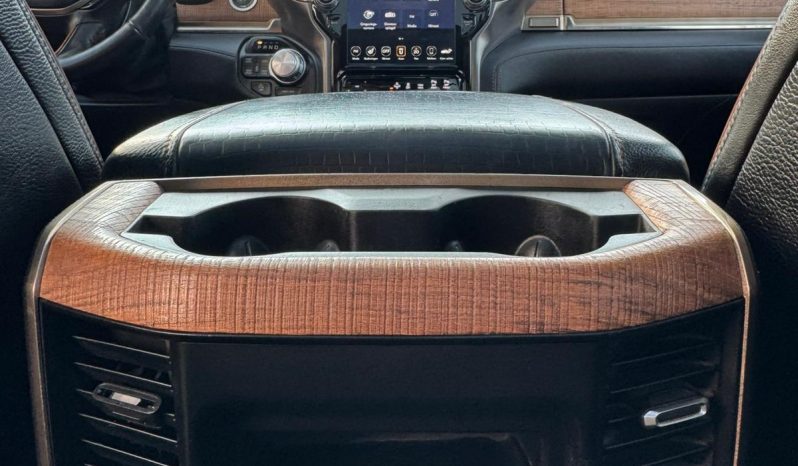 DODGE RAM 1500 5.7L HEMI 4X4 401PK V8 * LONGHORN EDITION * FULL OPTION * BLACK-OPPS * 360 CAMERA * ADAPTIEVE CRUISE CONTROLE * LANE ASSIST * PRACHTIG * 22 INCH XD SPORTVELGEN BREEDSET * ZWARTE HEMEL * SUPER DIKKE KLEUR COMBINATIE * vol