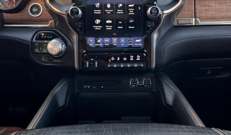 DODGE RAM 1500 5.7L HEMI 4X4 401PK V8 * LONGHORN EDITION * FULL OPTION * BLACK-OPPS * 360 CAMERA * ADAPTIEVE CRUISE CONTROLE * LANE ASSIST * PRACHTIG * 22 INCH XD SPORTVELGEN BREEDSET * ZWARTE HEMEL * SUPER DIKKE KLEUR COMBINATIE * vol
