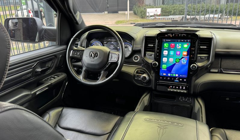 DODGE RAM 1500 5.7L HEMI 4X4 401PK * LIMITED EDITION * UNIEK * BOM VOL* WIDE BODY * RAMBOXEN * DIAMONDBACK-COVER * 22 INCH BREEDSET LICHTMETALEN SPORTVELGEN * GLASCOATING * OPEN UITLAATSYSTEEM * CUSTOM STRIPING * BLACK-OPPS UITVOERING * PPF SMOKE VERLICHTING * AFSTAND START * LUCHTVERING * vol