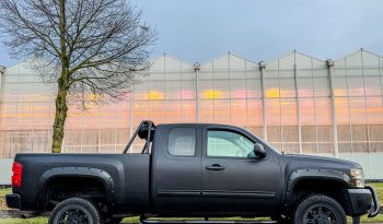 CHEVROLET SILVERADO 5.3L V8 4X4 320PK*DUBBEL CABINE*VERHOOGD*BULL-BAR*1E EIGENAAR*MATT ZWART GEWRAPT*ROLBEUGEL*ACHTERUIT RIJ CAMERA*LICHTMETALEN SPORTVELGEN* vol