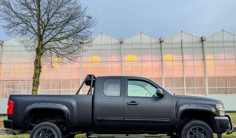 CHEVROLET SILVERADO 5.3L V8 4X4 320PK*DUBBEL CABINE*VERHOOGD*BULL-BAR*1E EIGENAAR*MATT ZWART GEWRAPT*ROLBEUGEL*ACHTERUIT RIJ CAMERA*LICHTMETALEN SPORTVELGEN* vol