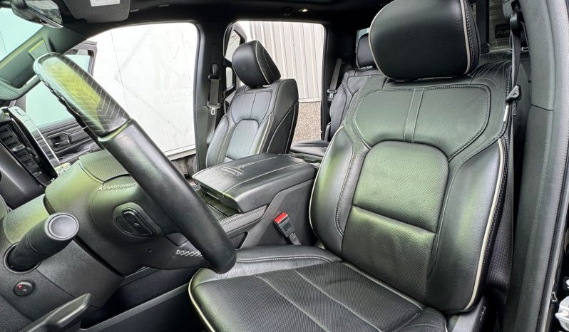 DODGE RAM 1500 5.7L HEMI 4X4 401PK * LIMITED EDITION * UNIEK * BOM VOL* WIDE BODY * RAMBOXEN * DIAMONDBACK-COVER * 22 INCH BREEDSET LICHTMETALEN SPORTVELGEN * GLASCOATING * OPEN UITLAATSYSTEEM * CUSTOM STRIPING * BLACK-OPPS UITVOERING * PPF SMOKE VERLICHTING * AFSTAND START * LUCHTVERING * vol