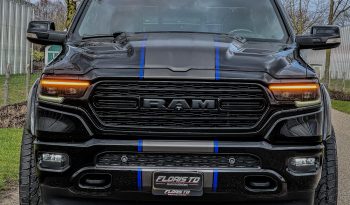 DODGE RAM 1500 5.7L HEMI 4X4 401PK * LIMITED EDITION * UNIEK * BOM VOL* WIDE BODY * RAMBOXEN * DIAMONDBACK-COVER * 22 INCH BREEDSET LICHTMETALEN SPORTVELGEN * GLASCOATING * OPEN UITLAATSYSTEEM * CUSTOM STRIPING * BLACK-OPPS UITVOERING * PPF SMOKE VERLICHTING * AFSTAND START * LUCHTVERING * vol